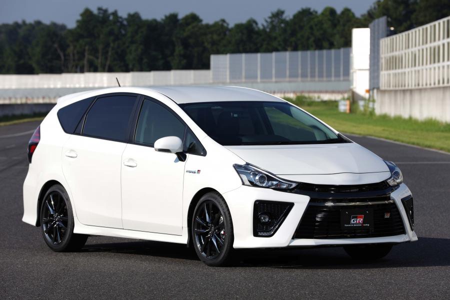  Toyota Prius a GR Sport 2017 года  (фото 2 из 6)